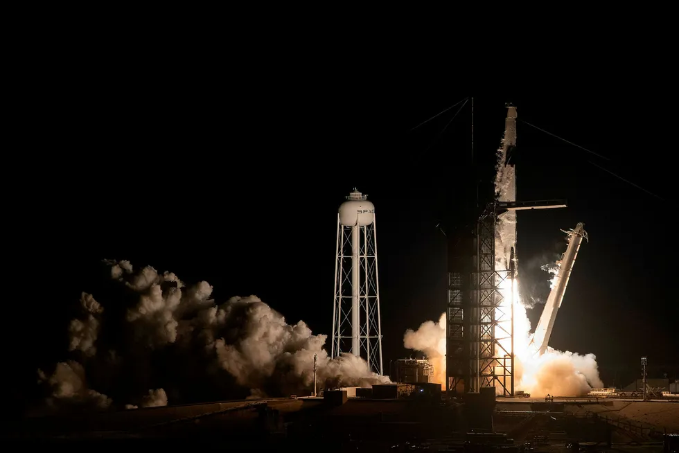 SpaceX skyter opp sin Crew Dragon fra Kennedy Space Center i Florida.