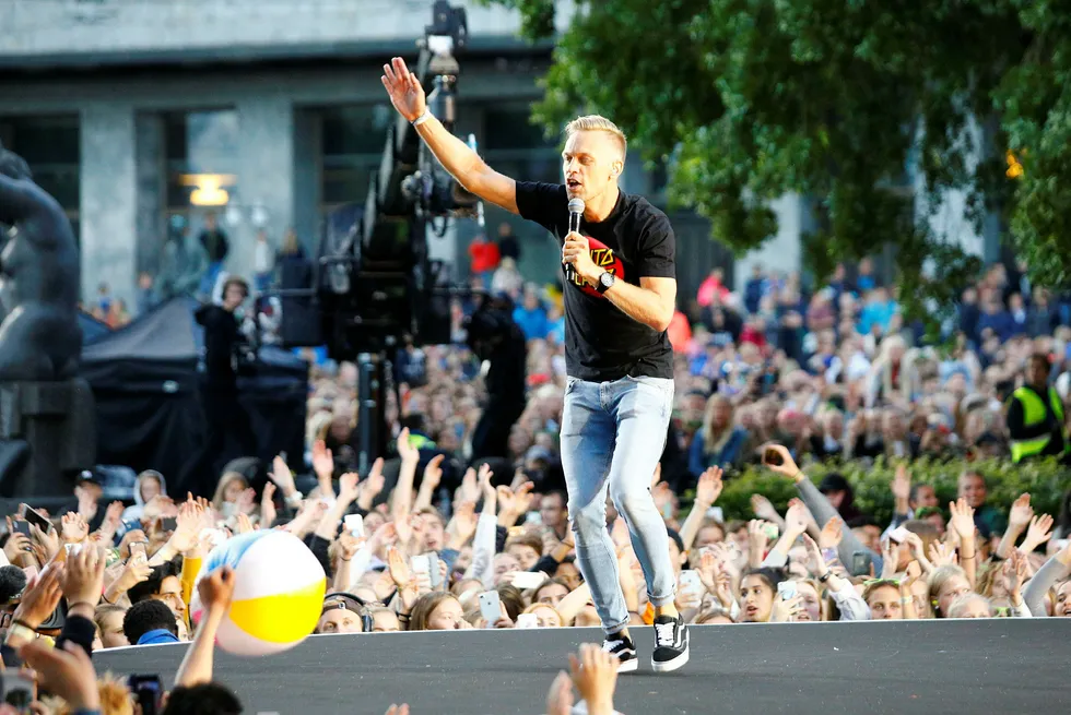 Mads Hansen på scenen under gratiskonserten VG-lista på Rådhusplassen i Oslo i juni. Foto: Audun Braastad / NTB scanpix