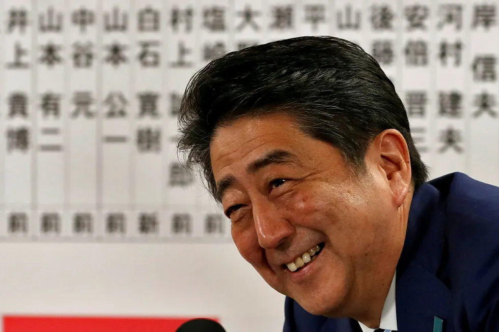 Japans statsminister Shinzo Abe skal fortsatt lede landets regjering, og kan etter valgseieren snart bli den lengst sittende statsministeren i landet. Foto: Kim Kyung-Hoon/Reuters/NTB scanpix