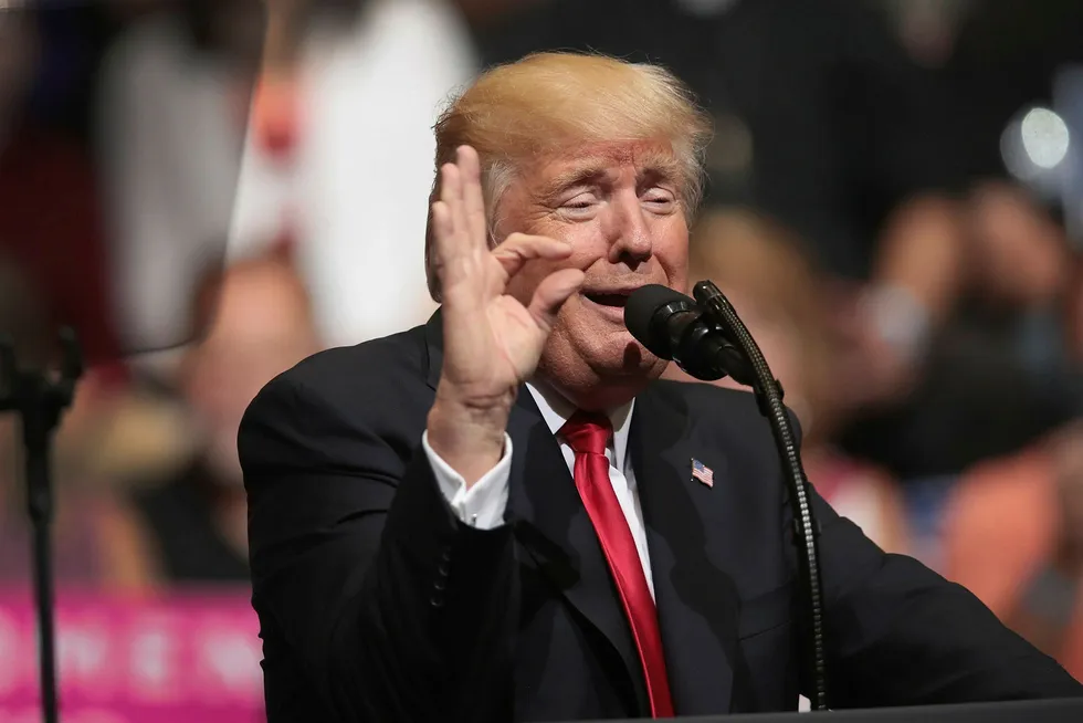 President Donald Trump talte til en forsamling i Iowa, onsdag. Trump snakket om å bygge en mur mot Mexico kledd med solcellepaneler. Foto: Scott Olson/Getty Images/AFP photo/NTB Scanpix
