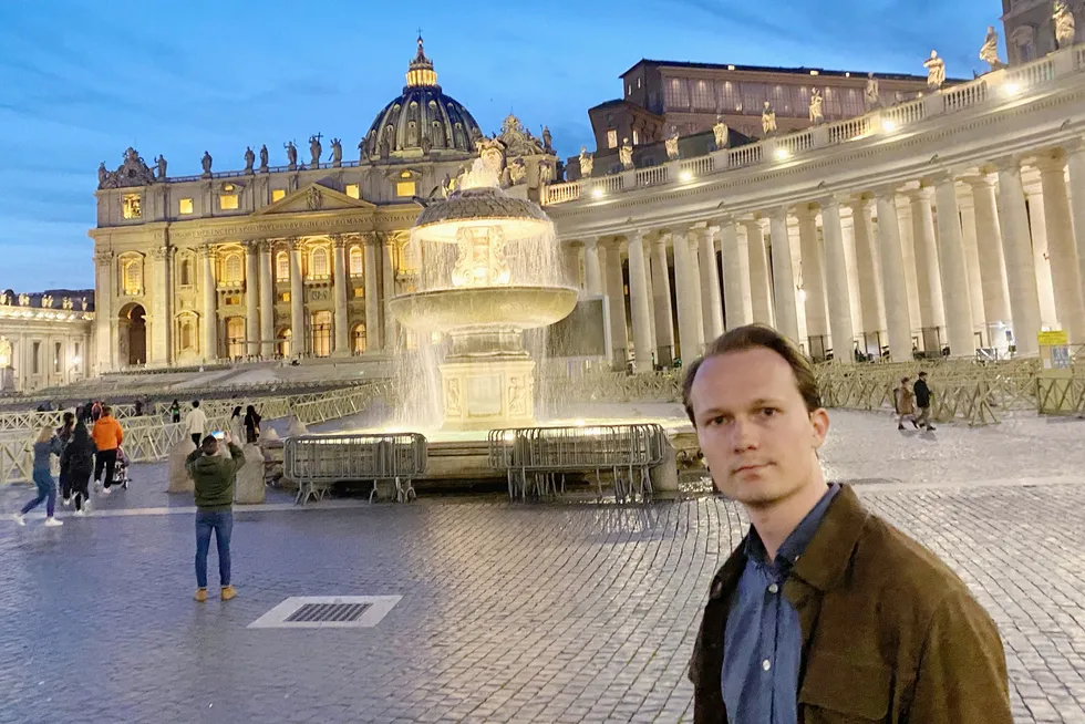 Iver Inderhaug studerer statsvitenskap på fjerde året og er på utveksling i Roma. Han merker den svake kronen. Her fra Petersplassen i Roma i Italia.