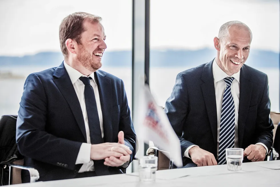 Administrerende direktør Charles Høstlund (til høyre) i i Norway Royal Salmon, og driftsdirektør Klaus Hatlebrekke.