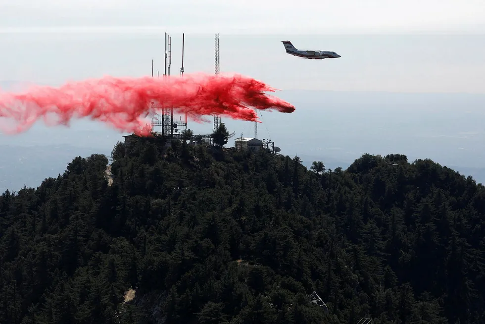 Et fly forsøker å slukke brannen nær Mount Wilson Angeles National Forest i Los Angeles i 2017.