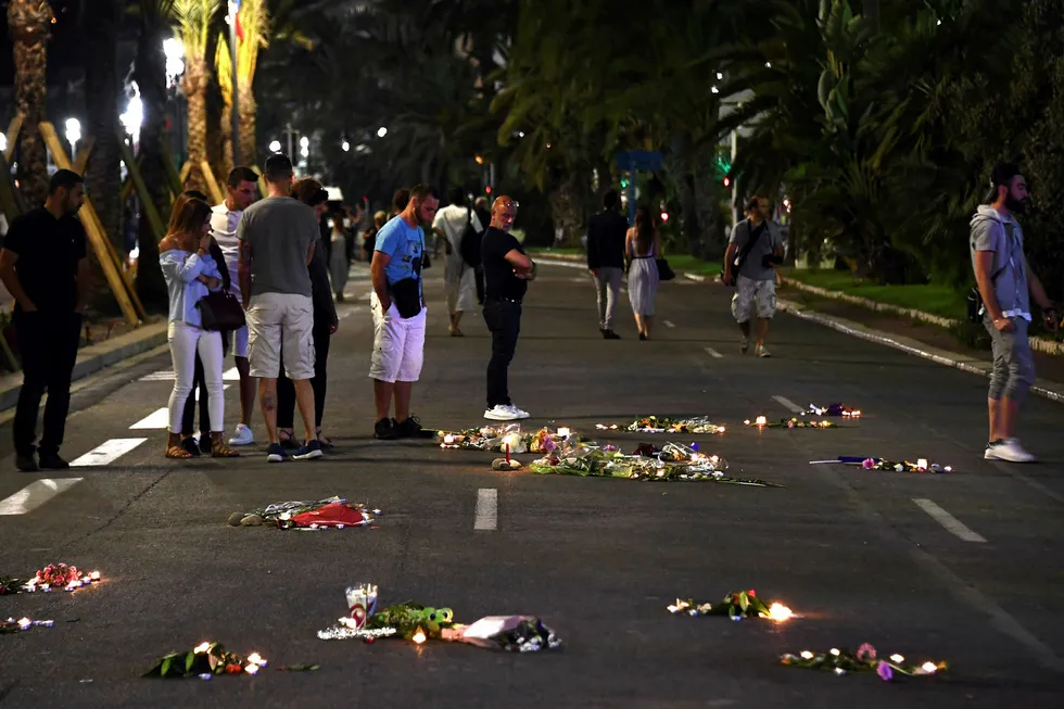 Ett år siden terroren i Nice. Bildet er fra en markering ifjor noen dager etter. Foto: Anne-Christine Poujoulat/AFP photo/NTB scanpix
