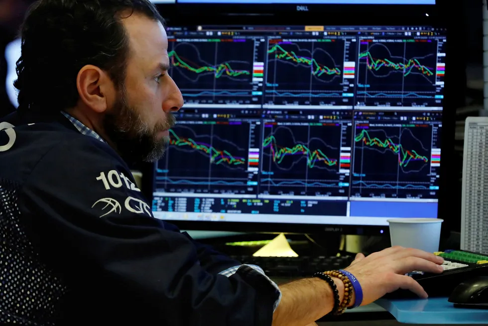 Michael Pistillo jobber fra plassen sin i New York Stock Exchange på Wall Street, under nok en dag med røde tall.