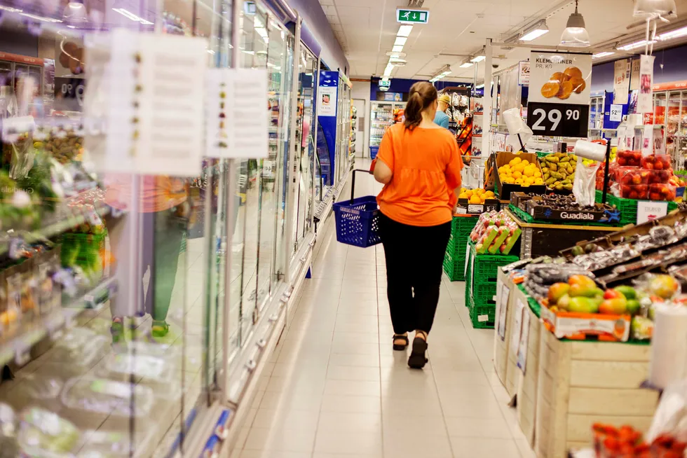 Dagligvareekspert Sigmund Festøy mener at de nye matbutikkene nå virkelig begynner å ta volum fra lavpriskjedene. Foto: Javad Parsa