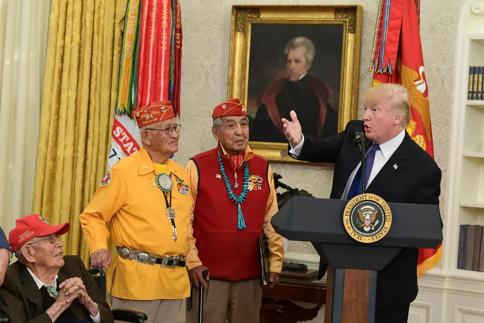 President Donald Trump møtte indianske krigsveteraner i Det hvite hus mandag. Foto: Susan Walsh/AP Photo