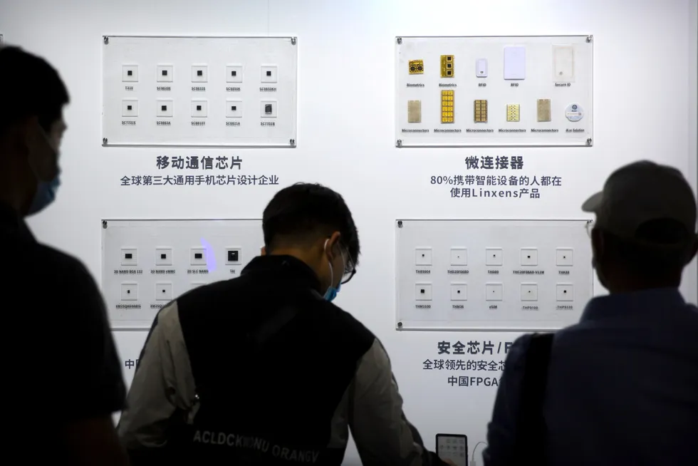 Tsinghua Unigroup viste frem nye produkter under China Beijing International High Tech Expo i Beijing i høst. Selskapet er ett av en håndfull selskaper som skal gjøre Kina selvforsynt med databrikker, minne og annen avansert elektronikk.