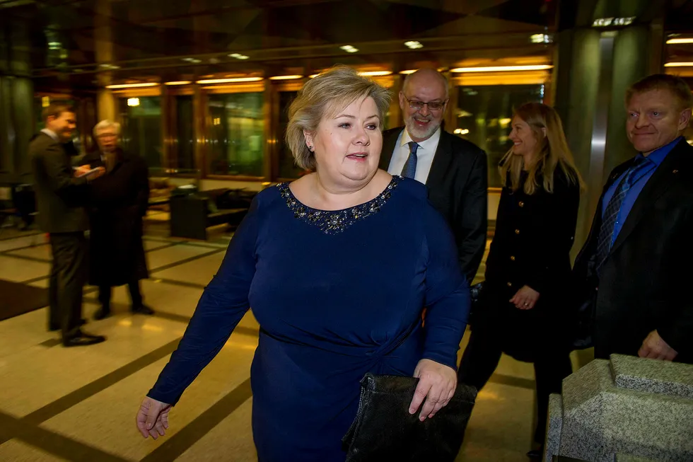 Erna Solberg er nå en mer populær statsministerkandidat enn Jonas Gahr Støre. Her er Solberg på vei inn til sentralbanksjefens årsrtale. Foto: Gorm K. Gaare