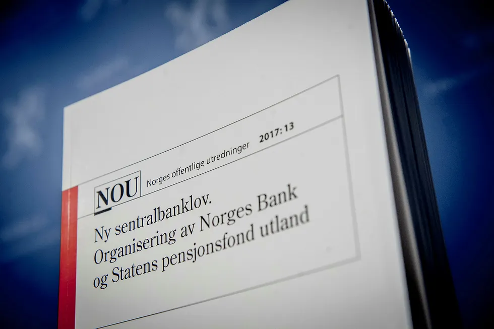 Svein Gjedrem overleverte rapporten om ny sentralbanklov til finansminister Siv Jensen fredag. Foto: Gorm K. Gaare
