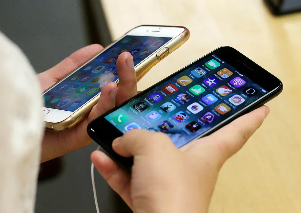 Apple har gått med på et forlik der selskapet betaler opptil 500 millioner dollar til eiere av Iphoner som i 2017 ikke fikk vite at de bare kunne ha byttet batteri i telefonen for en rimelig penge.