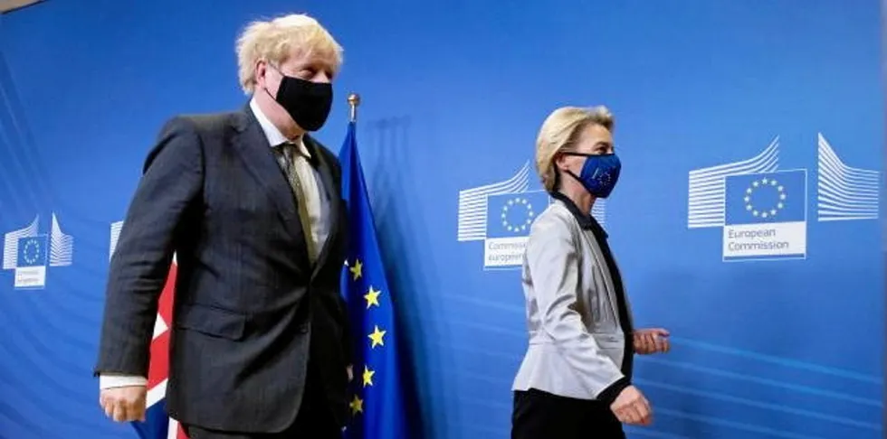 - Det er mange utfordringer som skal løses og at det blir nødvendig å bruke tid for å komme i havn, sier Audun Maråk i forkant av forhandlingene mellom Norge, EU og Storbritannia tirsdag. Her Storbritannias statsminister Boris Johnson og Ursula von der Leyen, president for EU-kommisjonen.