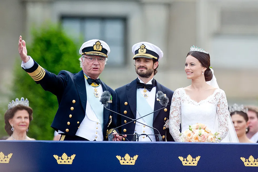 Kong Carl Gustaf (fra venstre) sammen med prins Carl Philip og prinsesse Sofia Hellqvist da paret giftet seg i 2015 foran folkemengden utenfor den svenske kongefamiliens offisielle residens. Hva heter slottet?