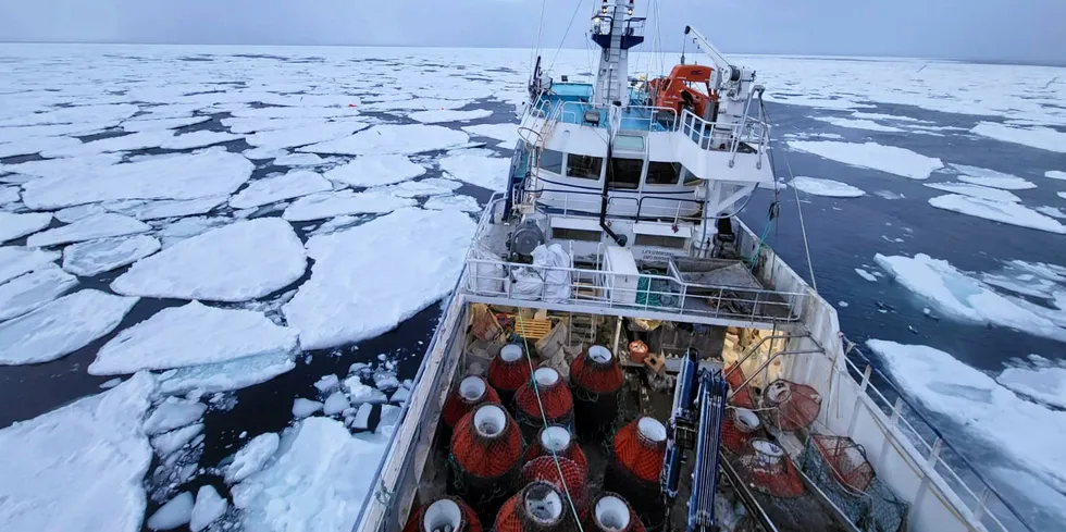 Snøkrabbefisket i Barentshavet foregår ofte i isbelagte områder. Det er røffe forhold selv når det er lite vind, slik det var for «Enterprise» i 2022.