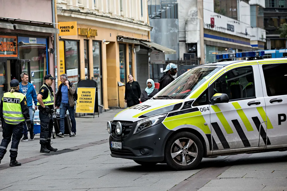 Politiansatte opplever at politireformens vektlegging av alvorlig kriminalitet går på bekostning av nærhet til publikum. Her fra en knivkontroll i Brugata i Oslo.
