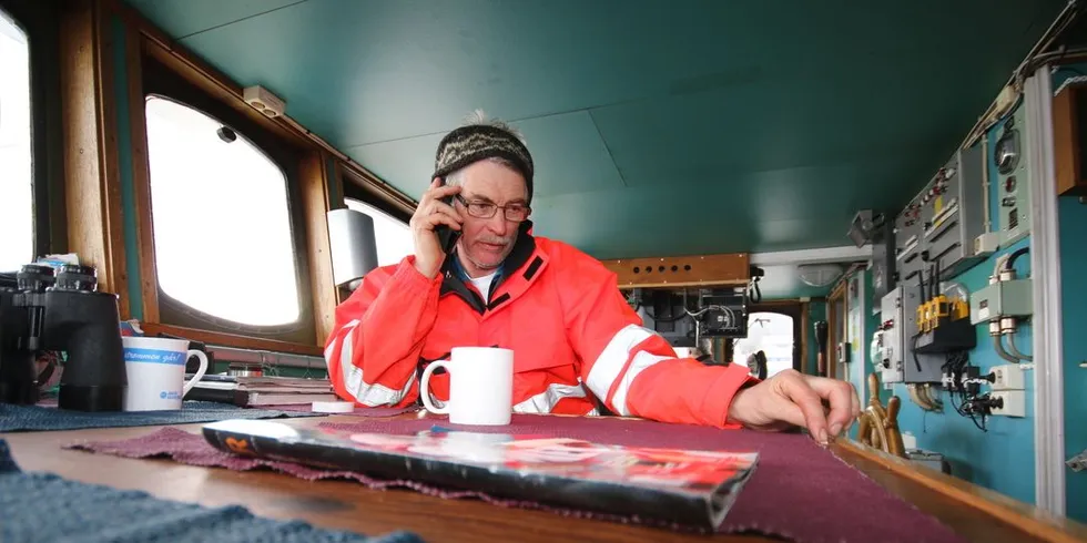 Folk møtte mannsterke opp for å sikre seg selkjøtt i mai fjor. Bjørne Kvernmo måtte avvise flere kunder på grunn av laber fangst. Foto: Arne Fenstad