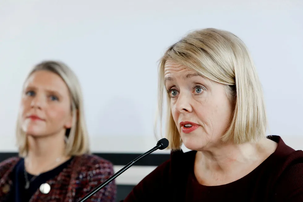 PST-sjef Benedicte Bjørnland (til høyre) da hun presenterte PSTs trusselvurdering for 2018. Til venstre sitter stortingsrepresentant Sylvi Listhaug (Frp) som da var justisminister.