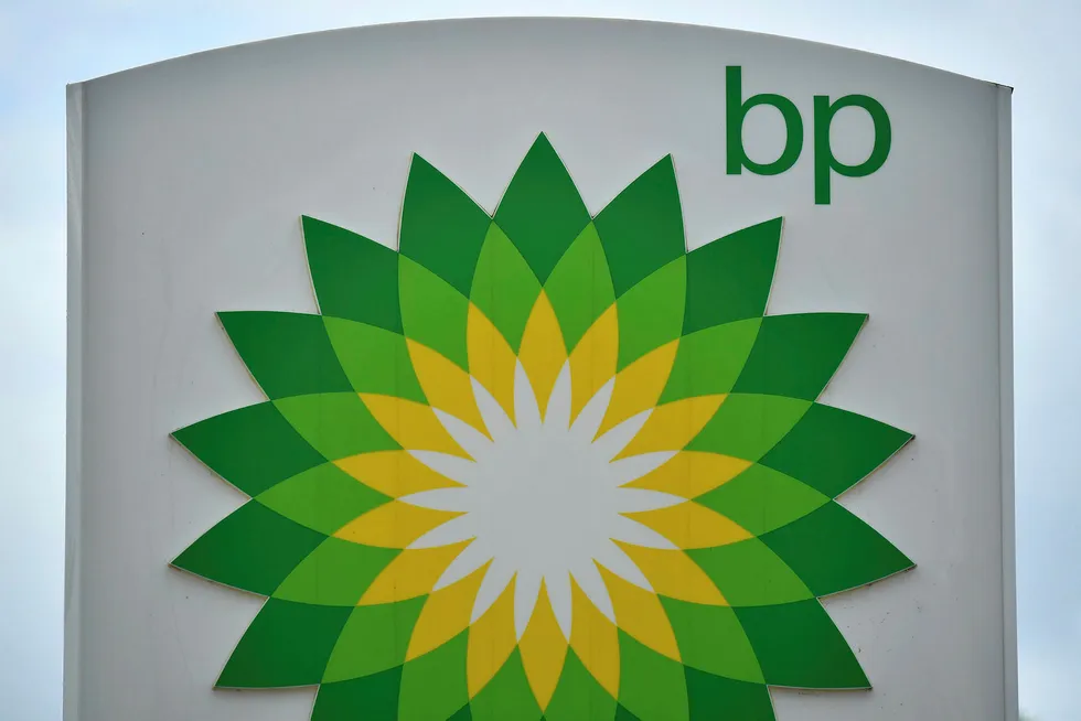 BP er et av verdens største oljeselskap. Nå må de betale nesten to millioner kroner for å ha sparket en av sine ansatte.