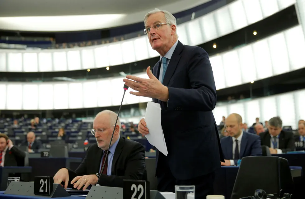 EUs sjefforhandler Michel Barnier har alt forhandlet med britene i over to år. Han åpner døren på gløtt for fortsatte forhandlinger, hvis det britiske parlamentet har noe å tilby i retur. Her fra onsdagens brexit-debatt i Europaparlamentet. Sittende Frans Timmermanns, visepresidenten i Europaparlamentet.