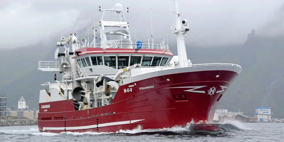 «Straumberg», med fersk Vågan-registrering, fotografert på vei ut fra havna i Svolvær og mot seinotfeltene i nord.