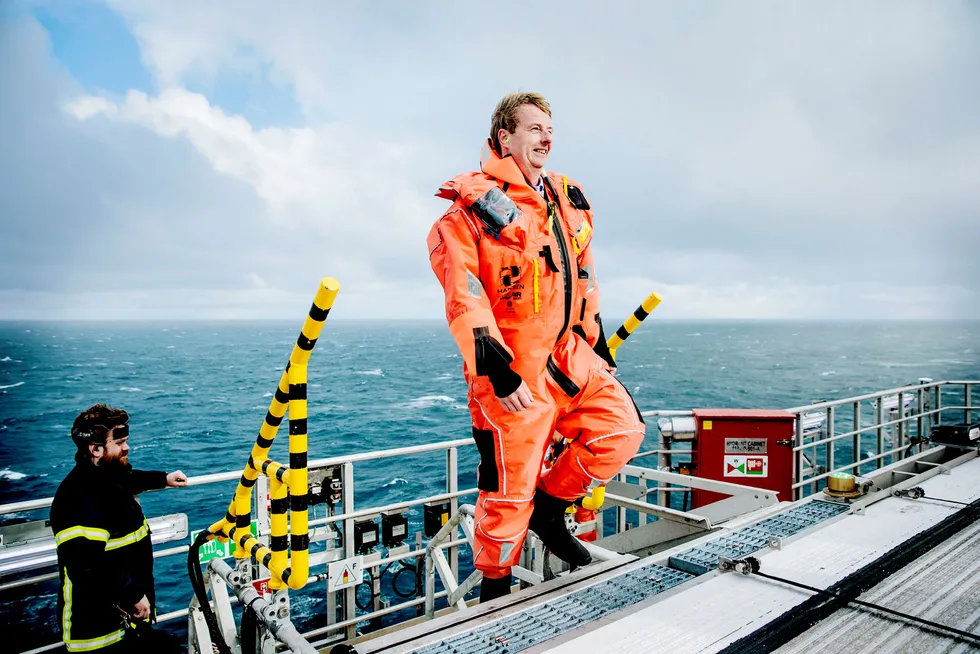Olje- og energiminister Terje Søviknes (Frp) på «Songa Enabler» på Snøhvit-feltet i Barentshavet. Foto: Marius Fiskum