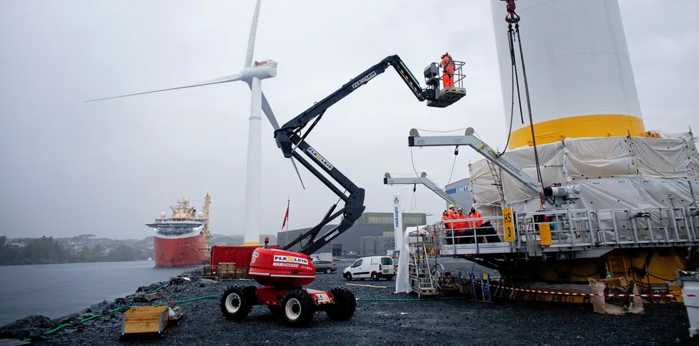 I mange tiår har statsministre, fiskeriministre og olje- og energiministre gjentatt at olje- og fiskerinæringene har eksistert i harmonisk sameksistens i Nordsjøen. Nå brukes dette som et argument for at havvindsatsing vil gå bra. Bildet viser Equinors offshore vindmøller som monteres på Stord.