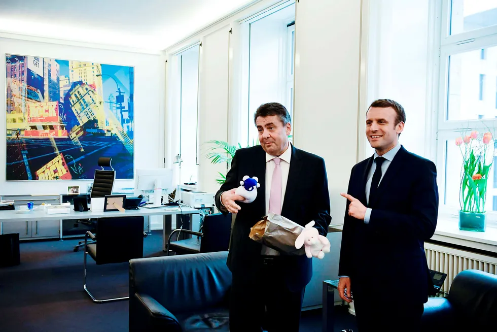 Som fransk presidentkandidat møtte Emmanuel Macron Tysklands utenriksminister Sigmar Gabriel mars i år og utvekslet gaver. Når spør tyskerene seg hvor dyr blir Macron for Tyskland. Foto: Tobias Schwarz/AFP/NTB Scanpix