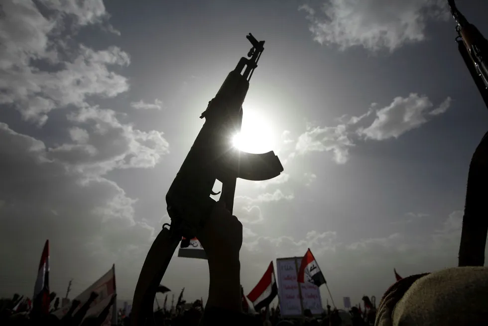 Norge har stanset våpeneksport til De forente arabiske emirater «etter en helhetlig vurdering av situasjonen i Jemen» og emiratenes militære engasjement der. Her et bilde fra en demonstrasjon mot Saudiarabisk krigføring i Jemen i mars 2016. Foto: MOHAMED AL-SAYAGHI