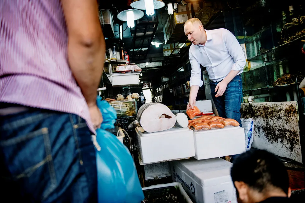 Sigmund Bjørgo fra Norsk sjømatråd er på det lokale fiskemarkedet i Shanghai og ser på laks. Etter flere år med stans av eksport av norsk laks til Kina, øker nå eksporten kraftig. Foto: Fartein Rudjord