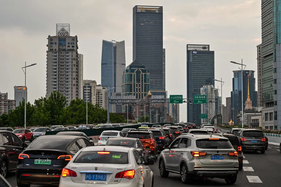 Finansmetropolen Shanghai har delvis gjenåpnet etter å ha holdt stengt fra mars. Det er igjen kaos på veiene.