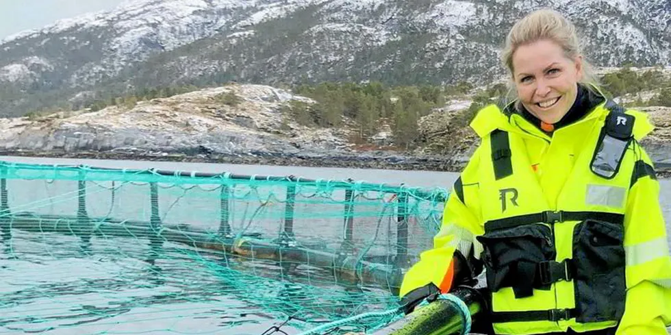 Norcods bærekraftsdirektør Hilde Storhaug, på merdkanten.