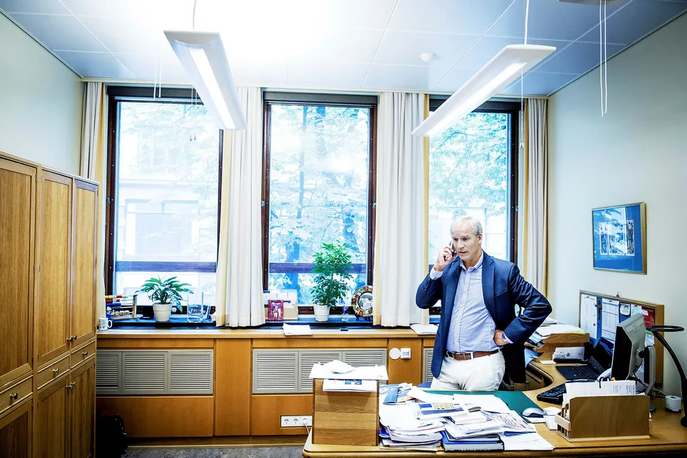KrFs finanspolitiske talsmann Hans Olav Syversen gir beskjed til regjeringspartiene at penger må flyttes i revidert budsjett. Foto: Gorm K. Gaare