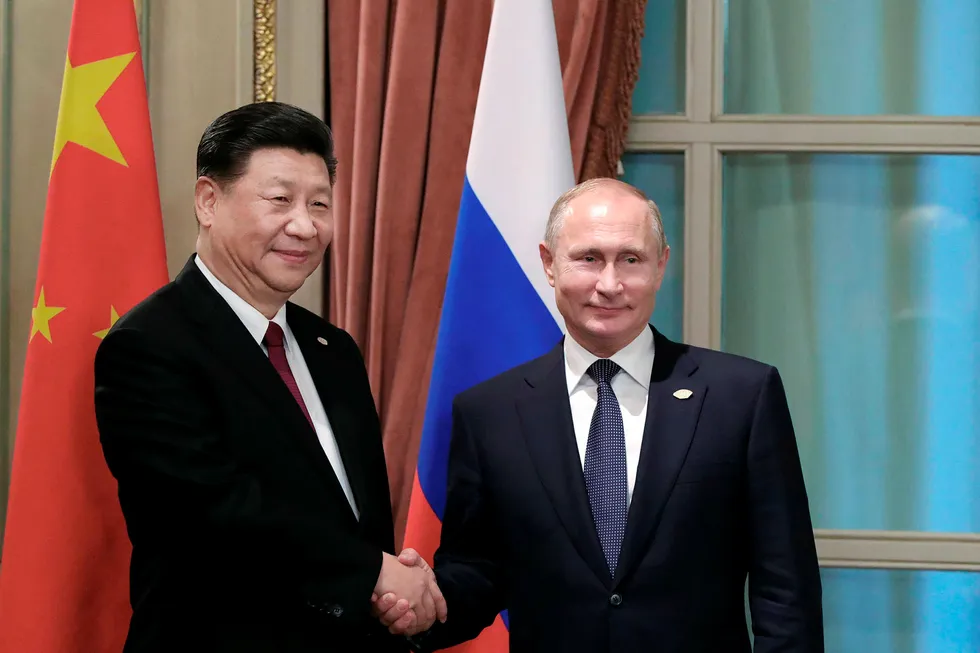 Forholdet mellom bjørnen og dragen havarerte i 1961. Dette er nå glemt. Avholdsmannen Putin er så ivrig på gode relasjoner at han skåler i sprit med Xi, skriver artikkelforfatteren. Her under G20-møtet i Buenos Aires i november 2018.