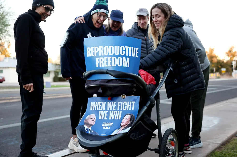 Småbarnsmor Julie Bufkin og datteren Alice hilser på naboer i valgkampinnspurten i Tempe, Arizona. Kamala Harris grep abortsaken med begge hender da hun ble presidentkandidat.