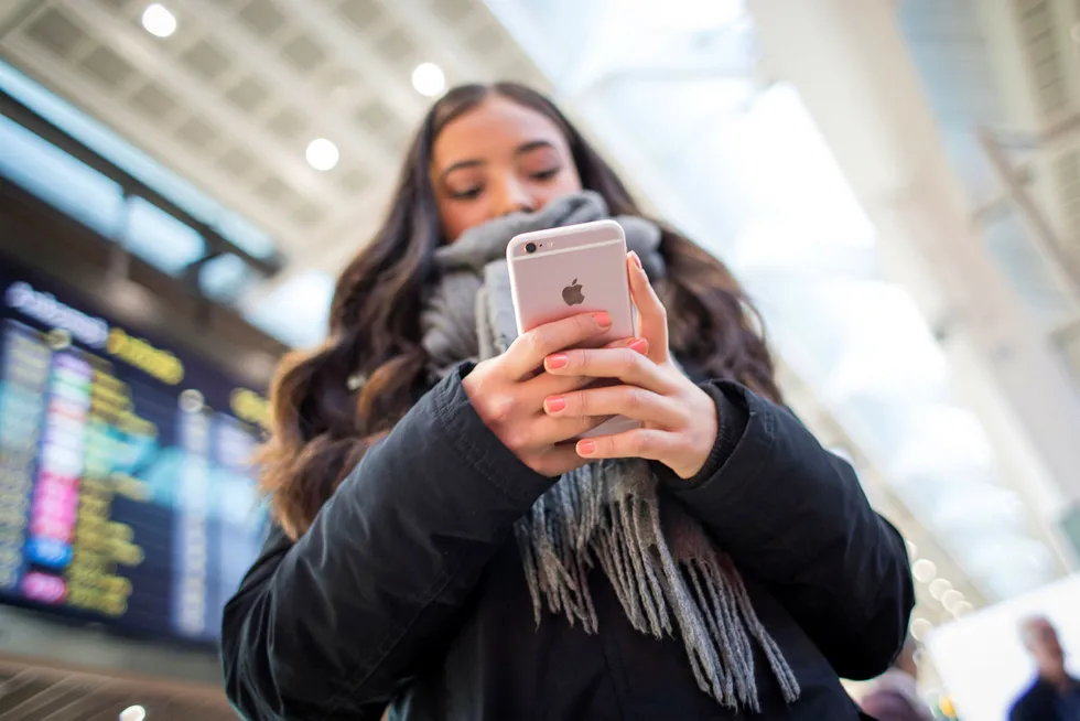 Er smarttelefoner skadelig for unge jenters selvbilde? Ja, mener forfatter Shrier.