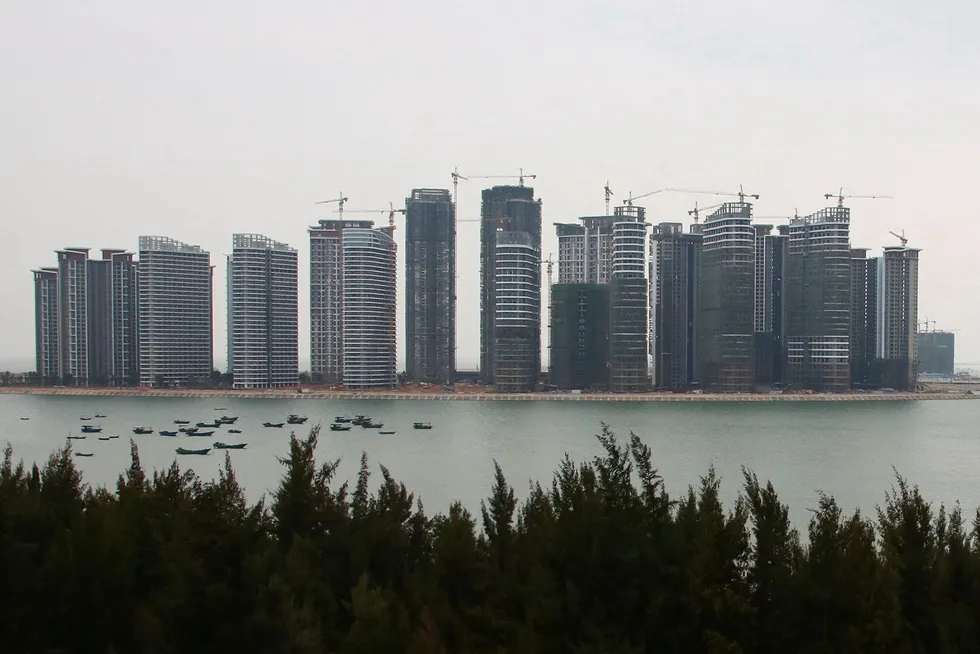 Kinesiske Evergrande var en tid verdens største eiendomsutvikler, før selskapet kollapset med enorm gjeld i 2021. Dette byggeprosjektet ligger i Danzhou i Hainan-provinsen. Foto: Chinatopix / AP / NTB