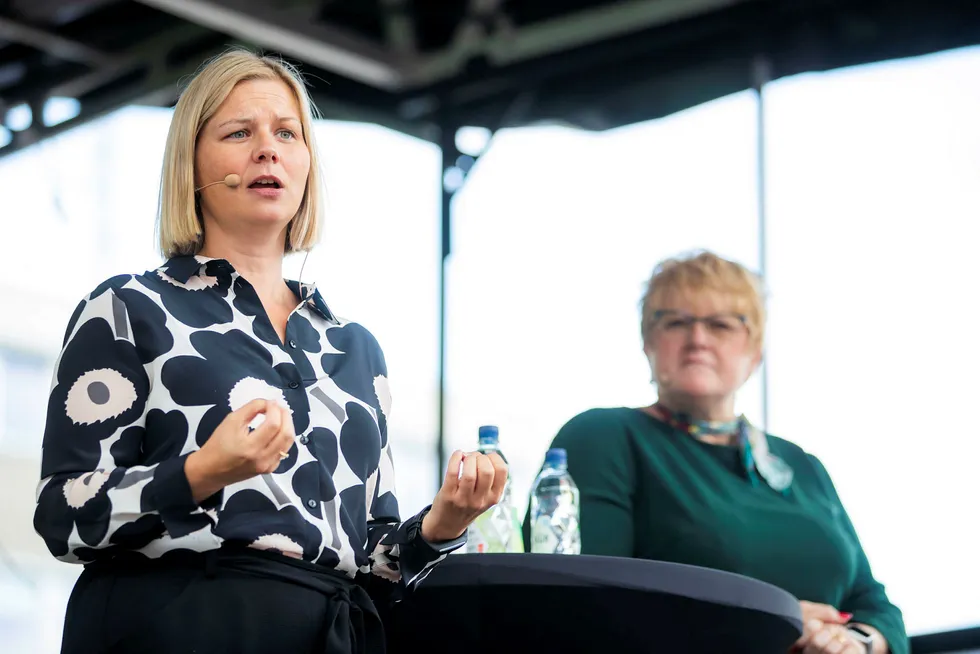 Påtroppende Venstre-leder Guri Melby og avtroppende Venstre-leder Trine Skei Grande står på hver sin side i EU-spørsmålet.