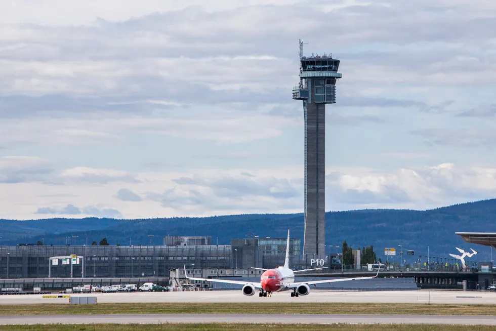Et Norwegian-fly gjør seg klar til å ta av på Oslo Lufthavn, Gardermoen. Nå har rundt 600 flygelederne ved 20 kontrolltårn i norsk luftfart, stevnet arbeidsgiveren Avinor.