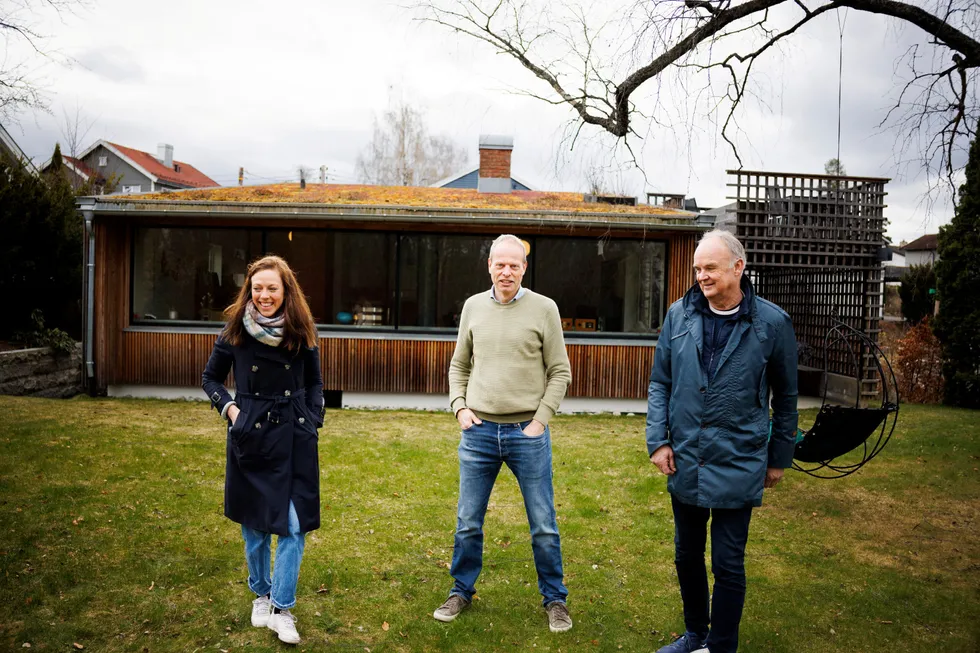 Her i hagen til gründer Bjørn Brandtzæg (midten), skal det første sol- og hydrogenanlegget installeres, her med partnerne Sverre Kirkvold, sjef for teknologi og innovasjon i Obos Block Watne og Ingeborg Gjærum, konserndirektør i Volue