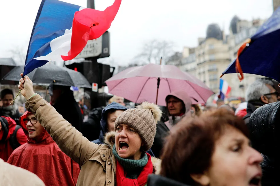 Motbevegelsen de røde skjerf tok til gatene i Paris søndag i protest mot de gule vesters demonstrasjoner.