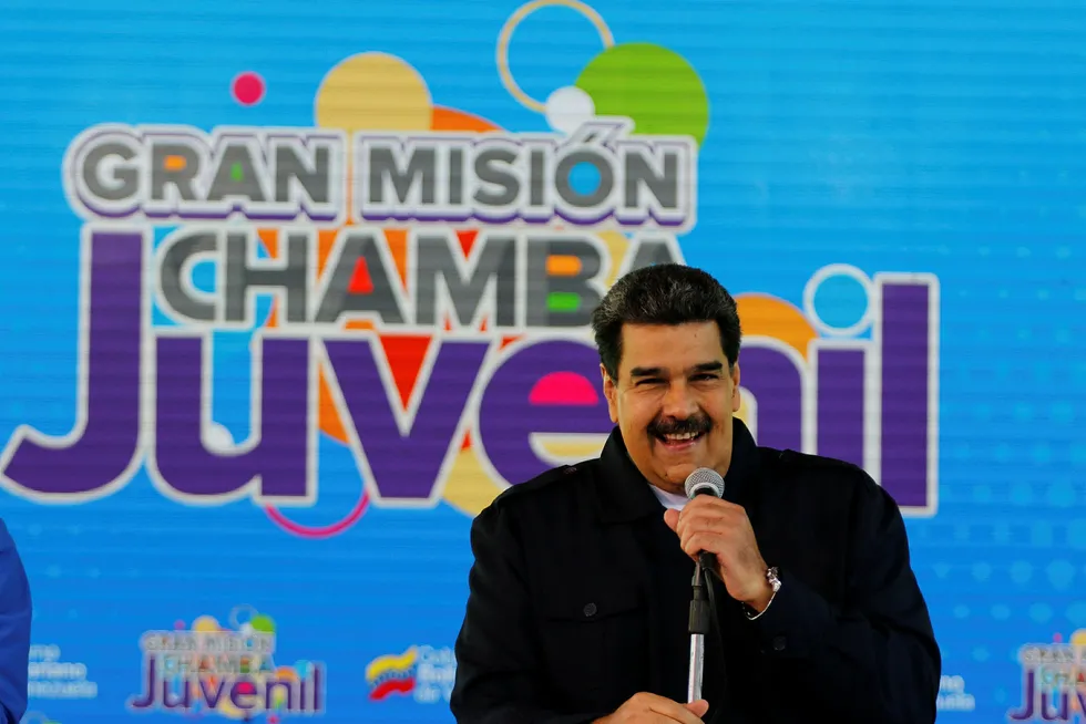 Venezuelas president Nicolas Maduro smiler mens hans snakker på et ungdomsarrangement på lørdag denne uken.