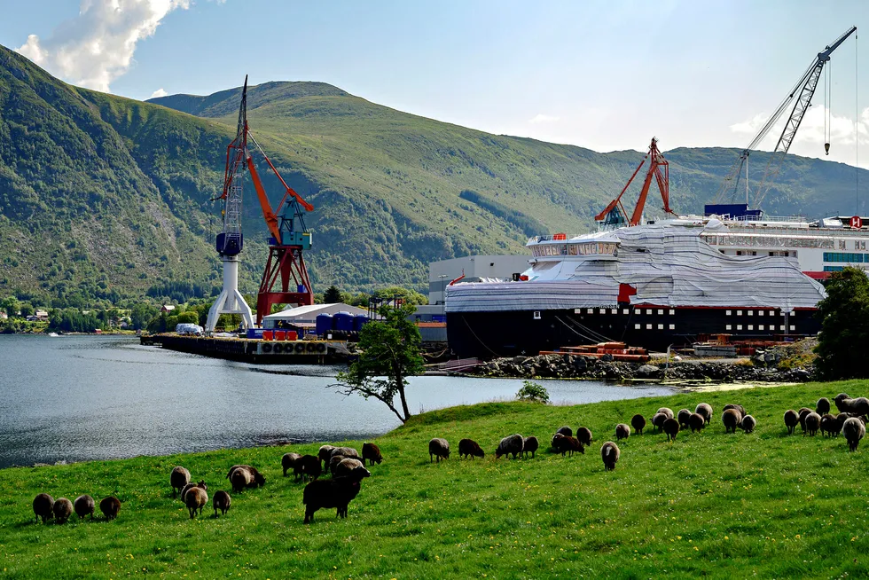 De siste årene har Kleven Verft hatt økonomiske problemer under ferdigstillelse av to hurtigruteskip. I vinter ble verftet solgt fra Hurtigruten til kroatiske eiere – og nå er det konkurs. Bildet er fra i fjor sommer.