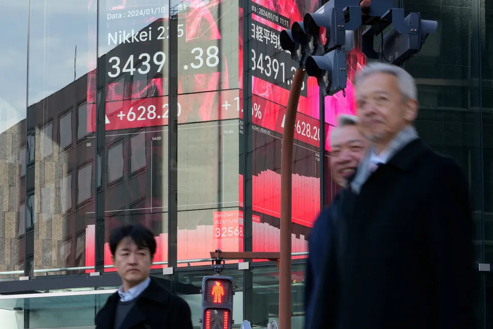 Nikkei-indeksen ved Tokyo-børsen er på det høyeste nivået siden våren 1990. Da var Japan ved begynnelsen av to «tapte tiår». Nå flokker utenlandske investorer til Tokyo-børsen – med inspirasjon fra Warren Buffett og Berkshire Hathaways investeringer i handelskonglomerater.