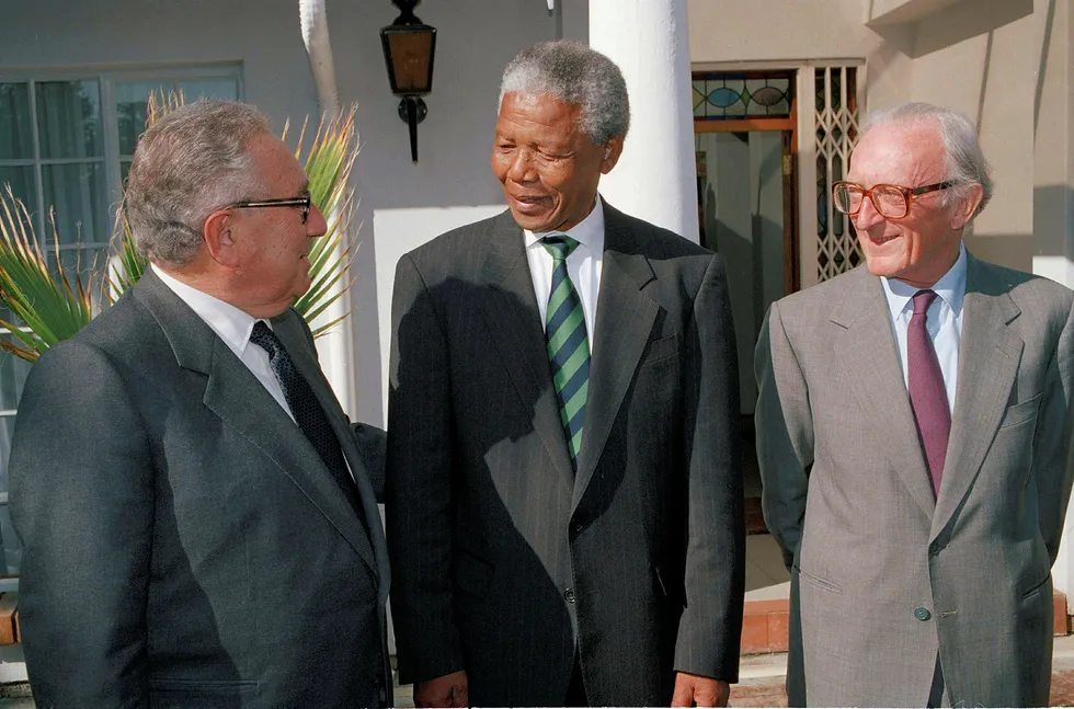 Lord Carrington (til høyre) er død 99 år gammel. Her på et bilde fra 1994 sammen med USAs tidligere utenriksminister Henry Kissinger (til venstre) og tidligere president i Sør-Afrika Nelson Mandela. Foto: John Parkin/AP/NTB Scanpix