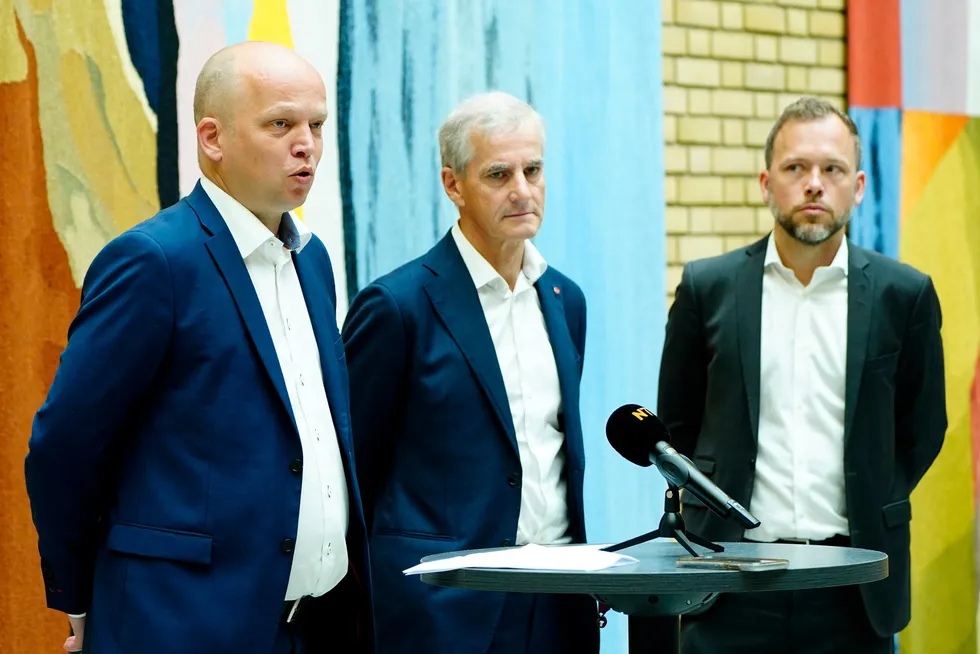 Flertallet kan ryke for partilederne Trygve Slagsvold Vedum (Sp), Jonas Gahr Støre (Ap) og Audun Lysbakken (SV).