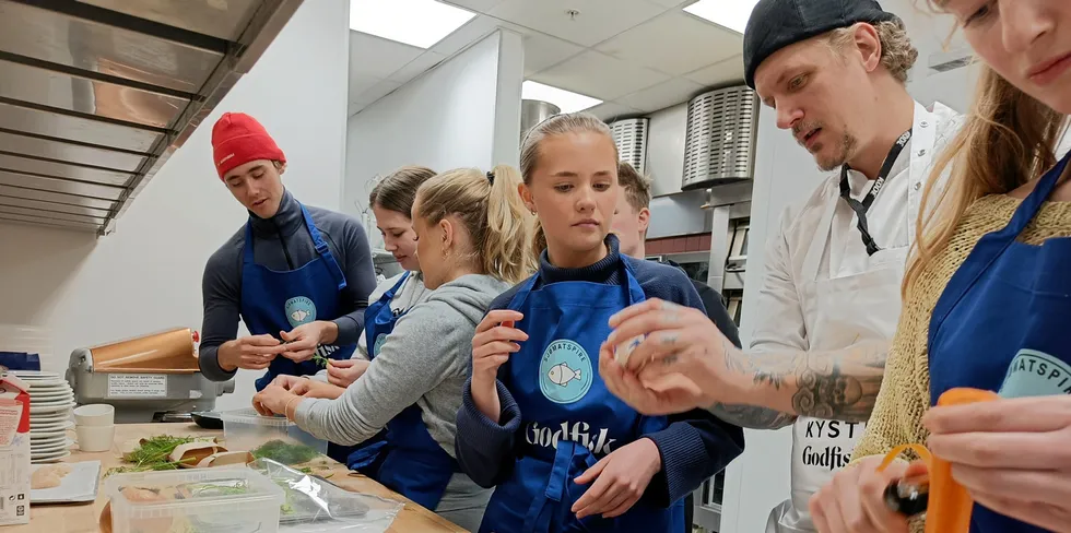 Kokk Morten Klever sammen med elevene (f.v.) Joakim Thu, Hanna Sofie Steinsøy, Lotte Nymark Brekke og Ida Kristiansen på forrige sjømatfestival.