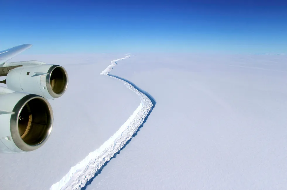 Sprekken på Larsen-isbreen del C blir stadig større, og faller delen av blir verdens største isfjell dannet. Foto: John Sonntag