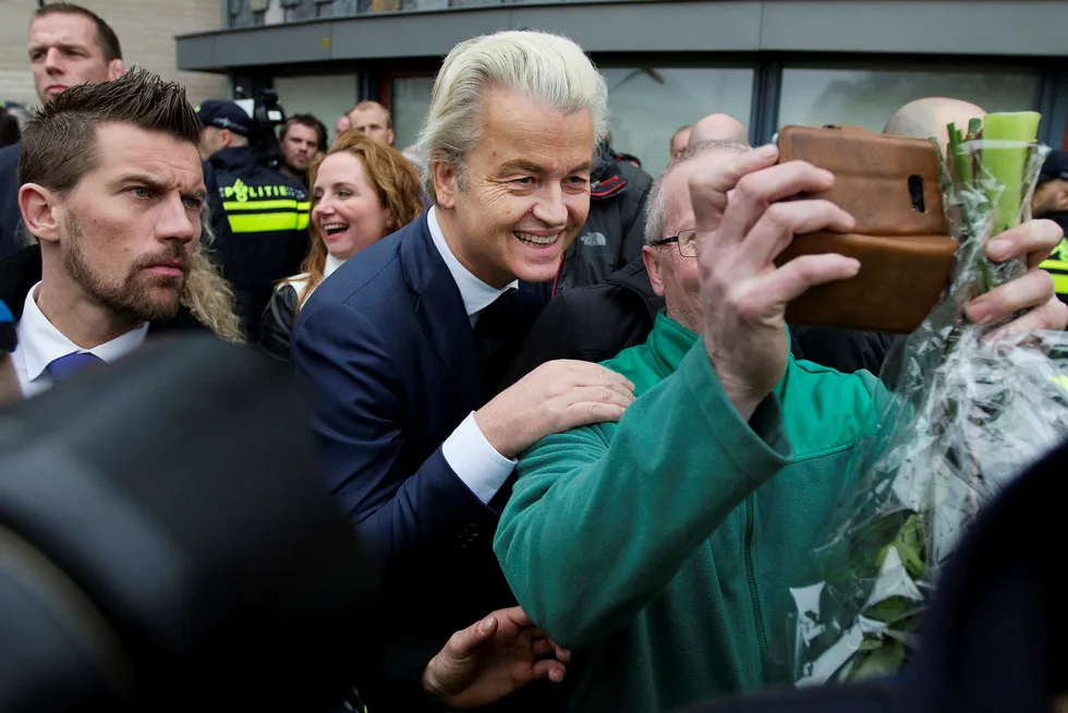 Høyrepopulisten Geert Wilders har vind i seilene og kan bidra til kollaps for Arbeiderpartiet i Nederland. Foto: Peter Dejong/AP/NTB scanpix