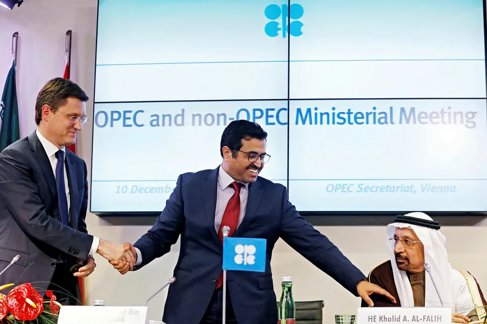 Russlands energiminister Alexander Novak (fra venstre), Opec-president Mohammed bin Saleh Sada og Saudi-Arabias energiminister Khalid Falih ble i desember enige om å kutte oljeproduksjonen. HEINZ-PETER BADER/Reuters/NTB scanpix