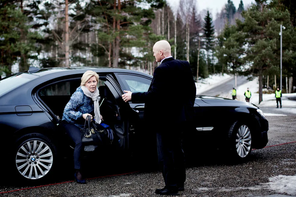Finansminister Siv Jensen hadde med seg både positive tall for norsk økonomi, men også kuttplaner da hun ankom første dag av regjeringens budsjettkonferanse på Hurdalssjøen. Foto: Ida von Hanno Bast
